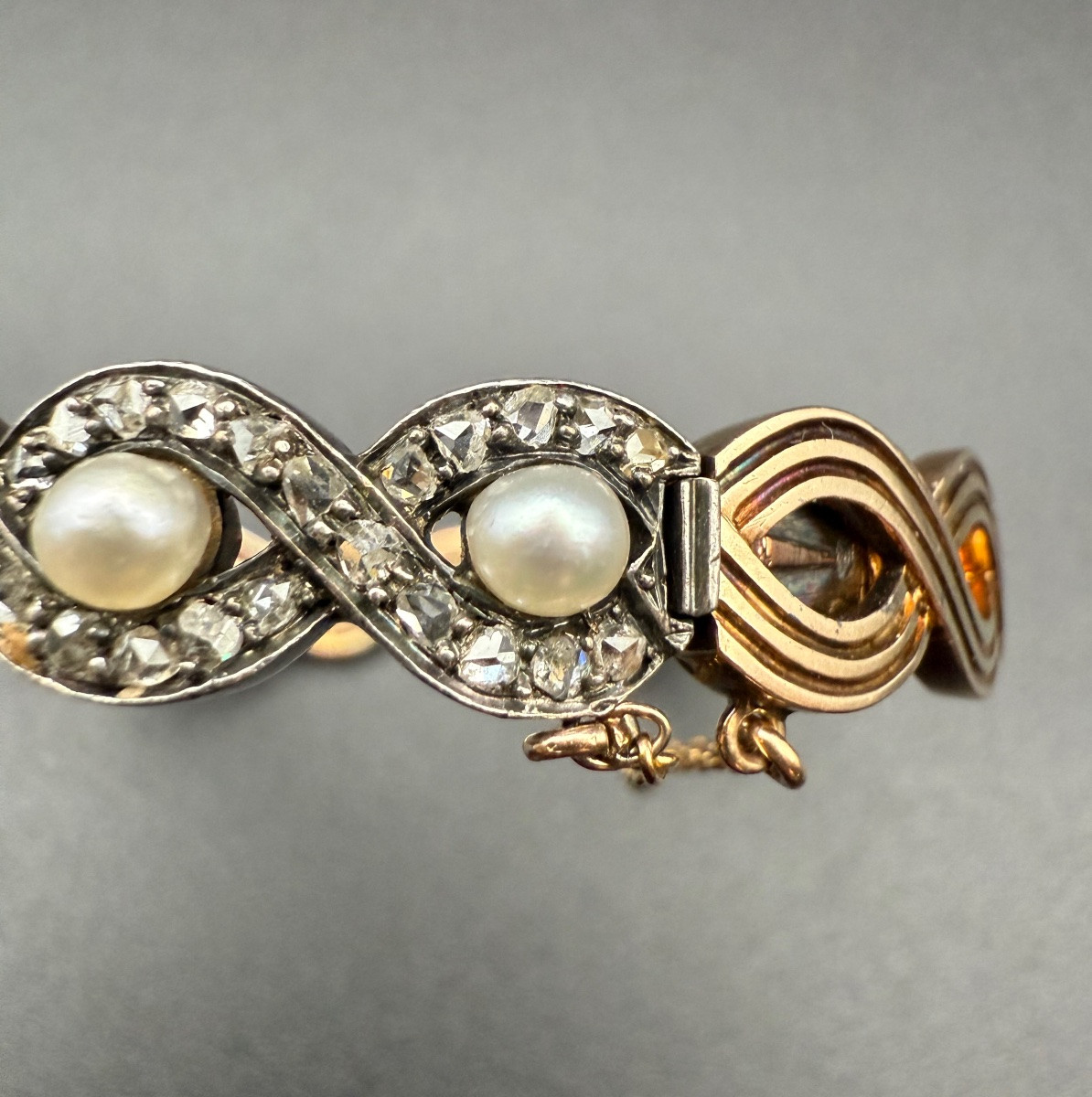 Bracelet jonc en or 18 carats (or jaune et or blanc), XIXᵉ siècle.-photo-3