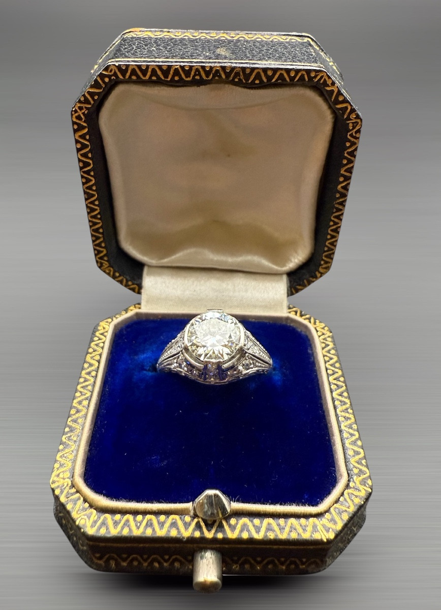 Bague ancienne en or blanc, diamant et saphirs – vers 1910. 