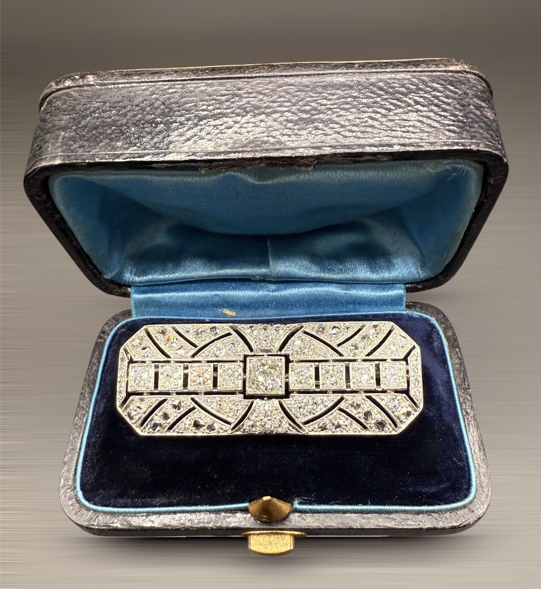 Broche Art Déco en platine pavée de diamants. 