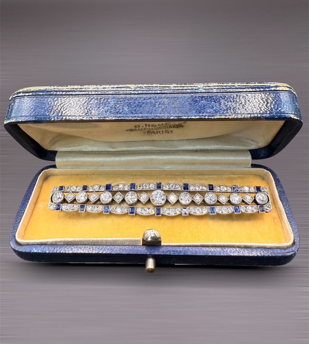 Broche barrette Art Déco en or gris 18 carats. 