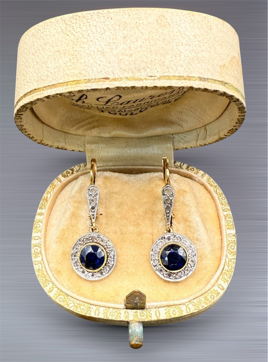 Boucles d’oreilles Art Déco en or 18 carats, saphirs et diamants taille rose. 