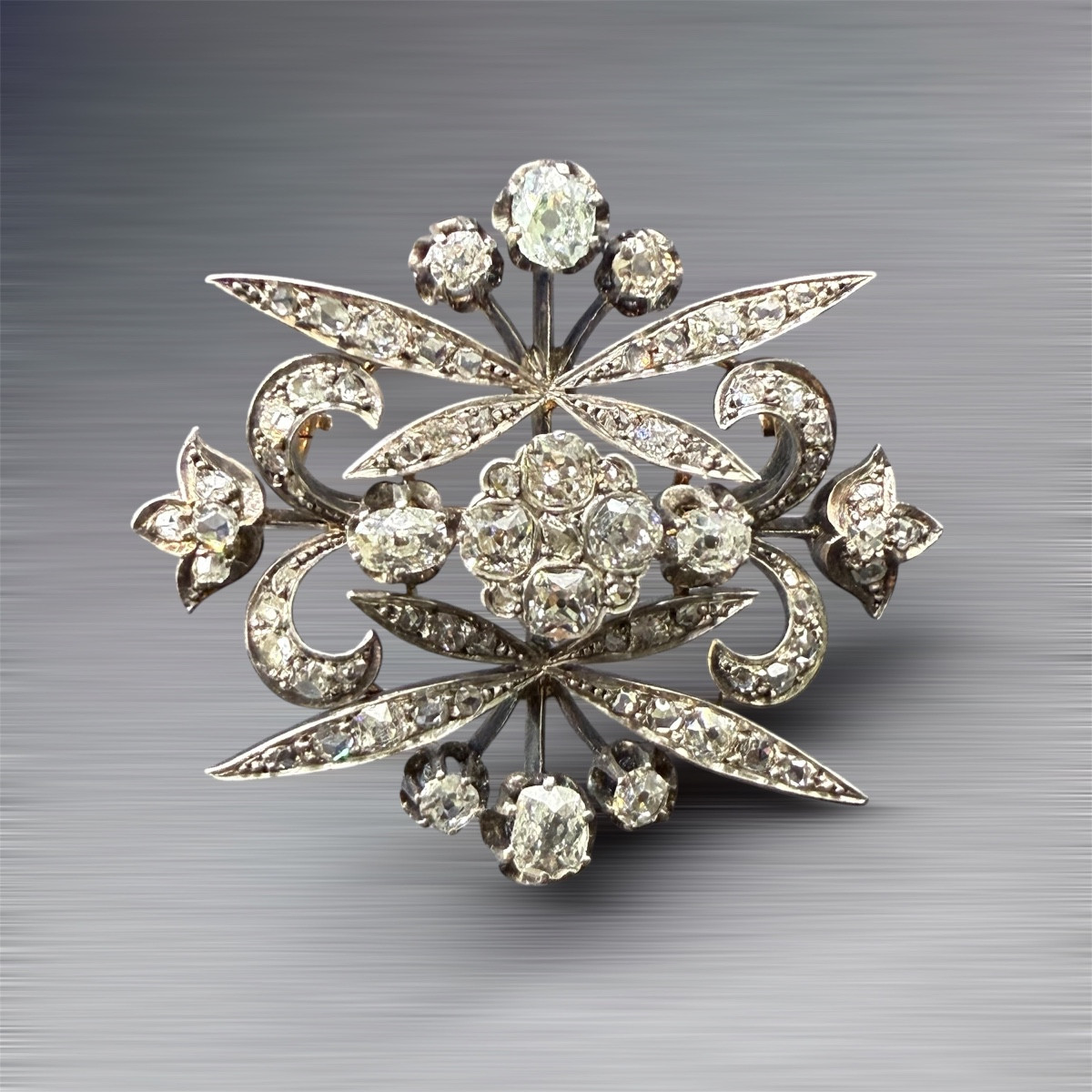 Broche florale en or 18 carats et diamants – Époque Napoléon III (XIXᵉ siècle).