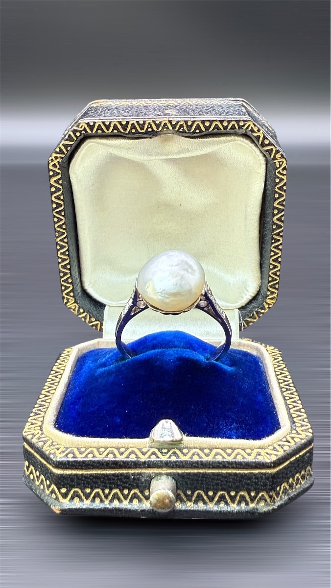 Bague Belle Époque en or gris et platine, sertie d'une perle fine.