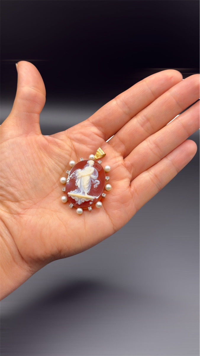 Camée en pierre dure – Monture or 18 carats, entourage perles.-photo-2