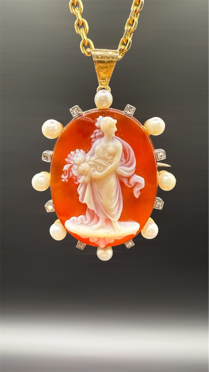 Camée en pierre dure – Monture or 18 carats, entourage perles.