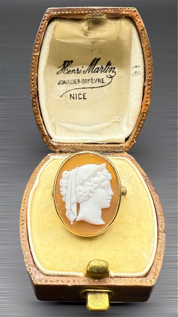 Bague ancienne camée coquille en or jaune 18 carats.