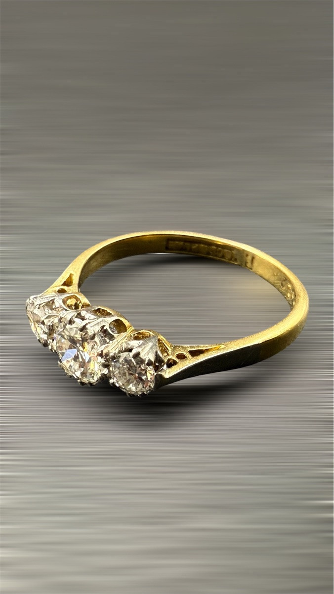 Bague trilogie en or et platine sertie de diamants.-photo-2