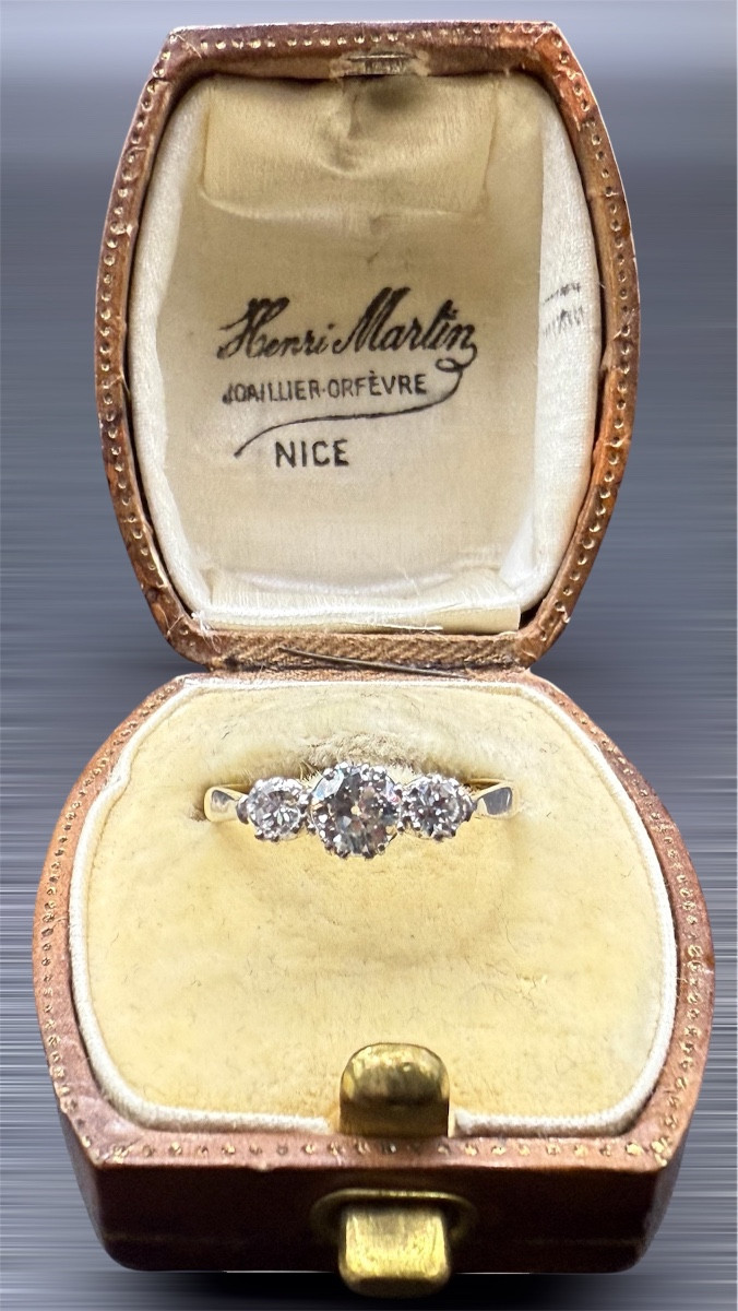 Bague trilogie en or et platine sertie de diamants.
