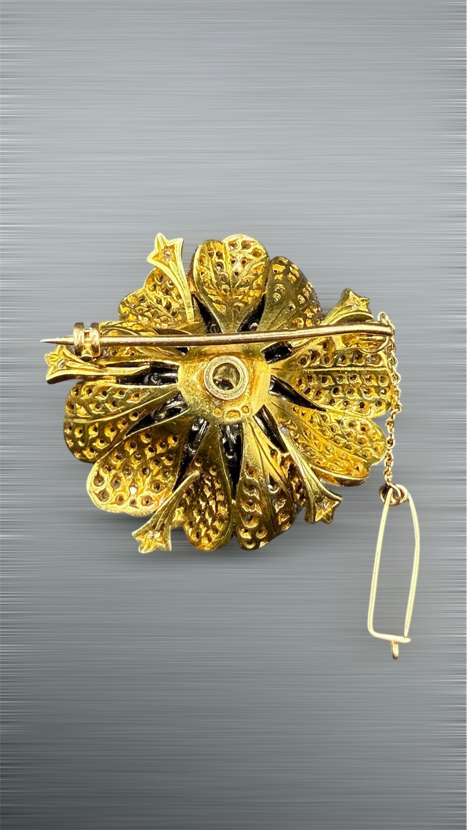 Broche florale en or jaune 18 carats. -photo-2