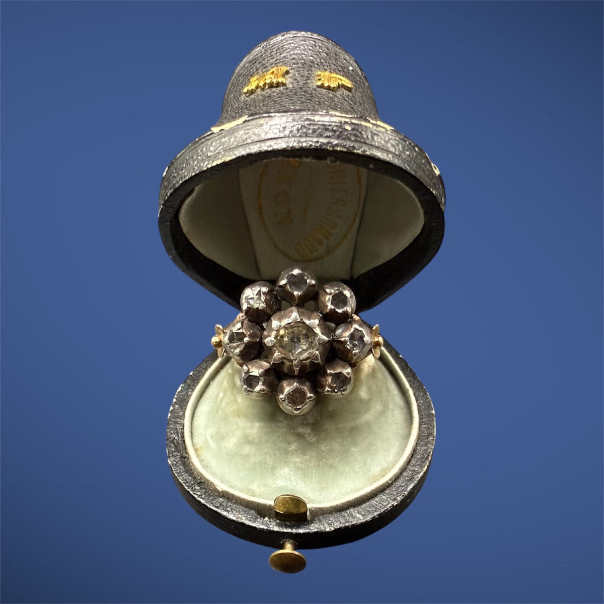 Bague ancienne fin XVIIIᵉ en or, argent et diamants sertis clos.