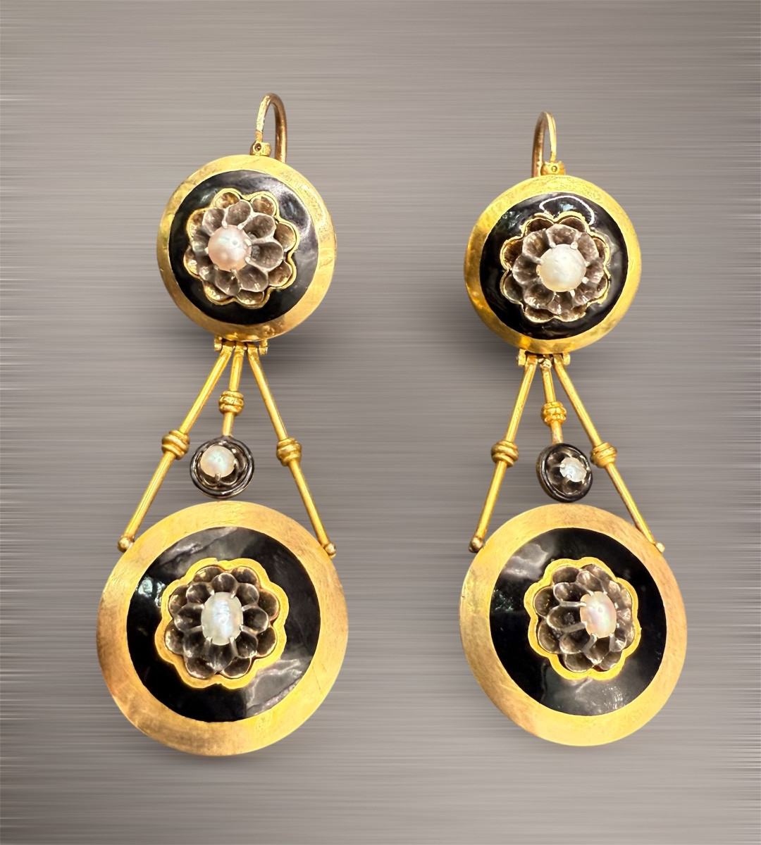 Pair Of 18-carat (750 ‰) Yellow Gold Earrings, Period 1840-1860.
