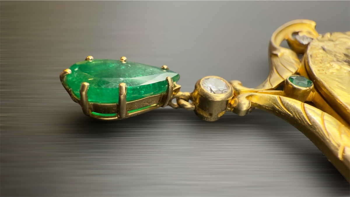 Pendentif Art Nouveau signé Becker – Or 18 carats, diamants et émeraudes.-photo-3