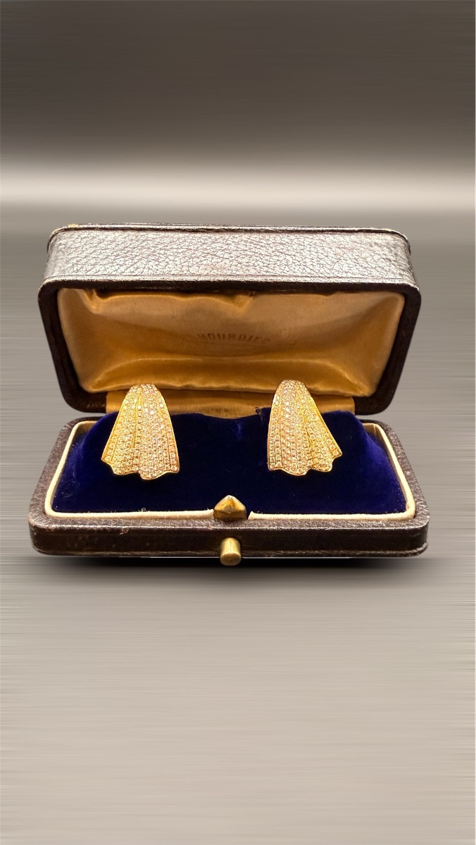 Paire de boucles d’oreilles à clip en or 18 carats et diamants