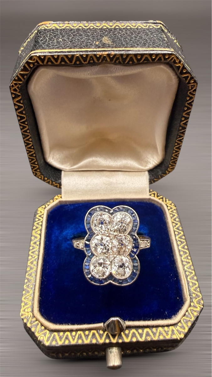 Bague Art Déco en or jaune et or blanc 18 carats, diamants et saphirs.