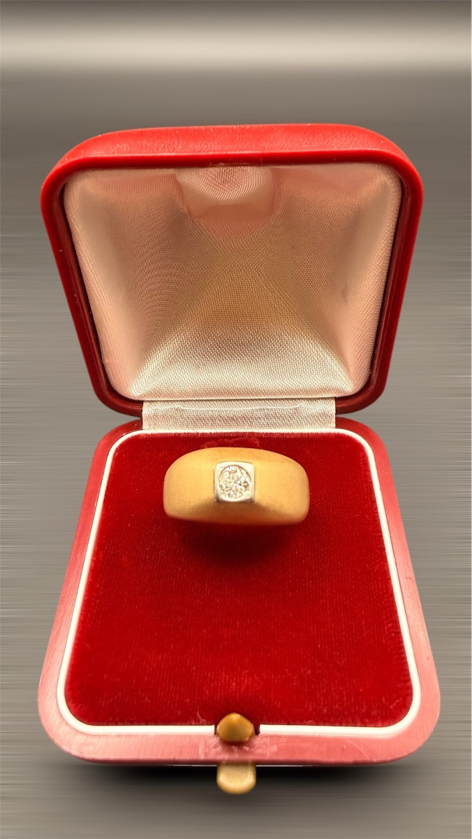 Bague chevalière en or jaune 18 carats Et diamant. 