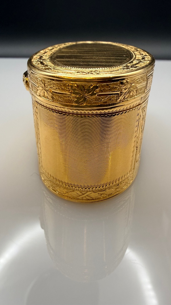 Oval Box In 18-carat Gold, Paris 1767 – Louis XVI Period.-photo-1