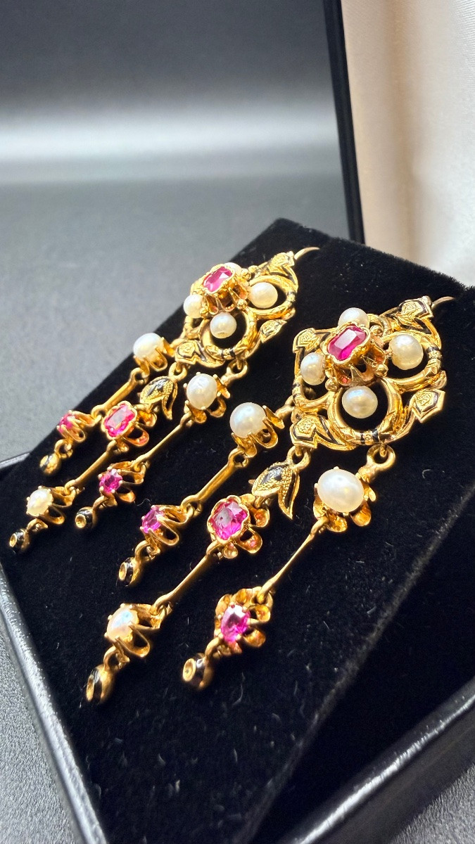 Boucles d’oreilles Napoléon III en or, émail, perles fines et rubis.-photo-3