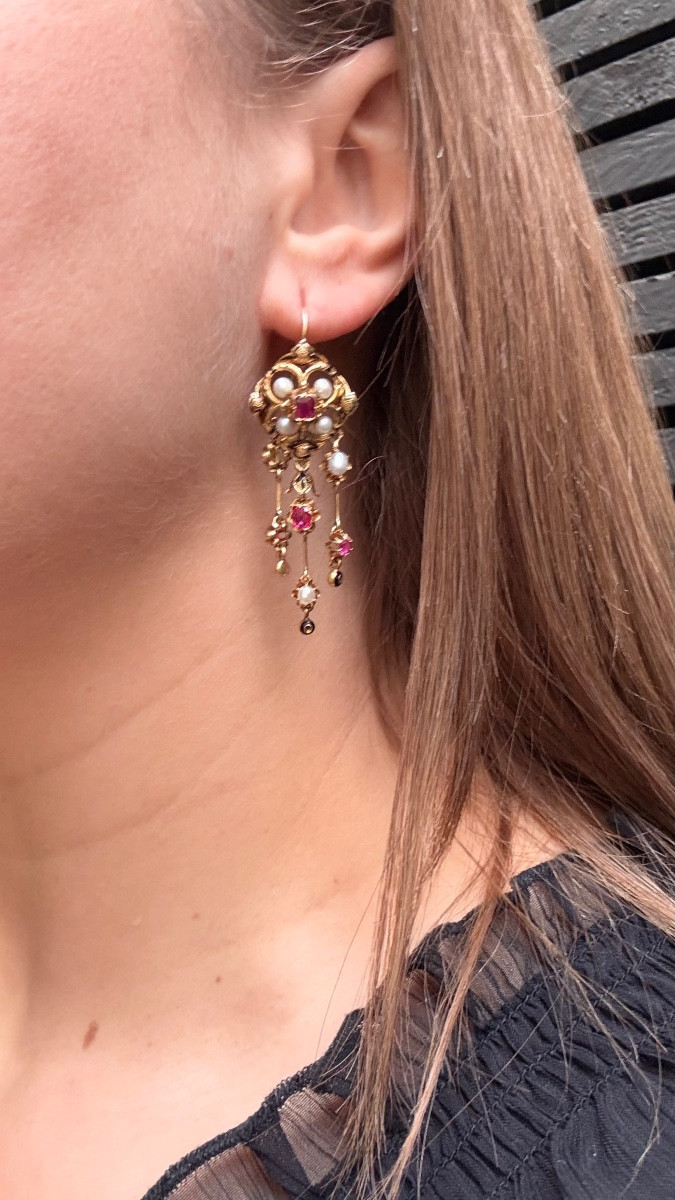 Boucles d’oreilles Napoléon III en or, émail, perles fines et rubis.