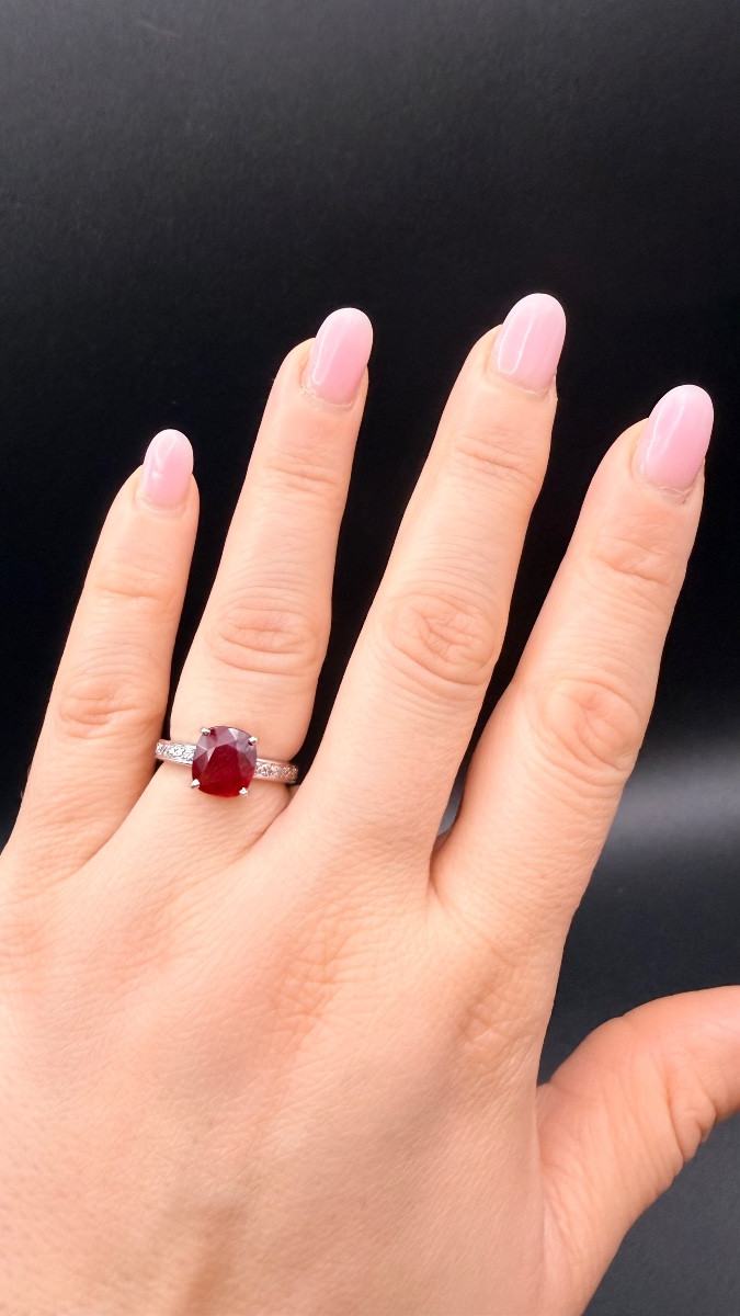 Contemporary Gold Ring Set With A Certified Natural Ruby – Diamonds.