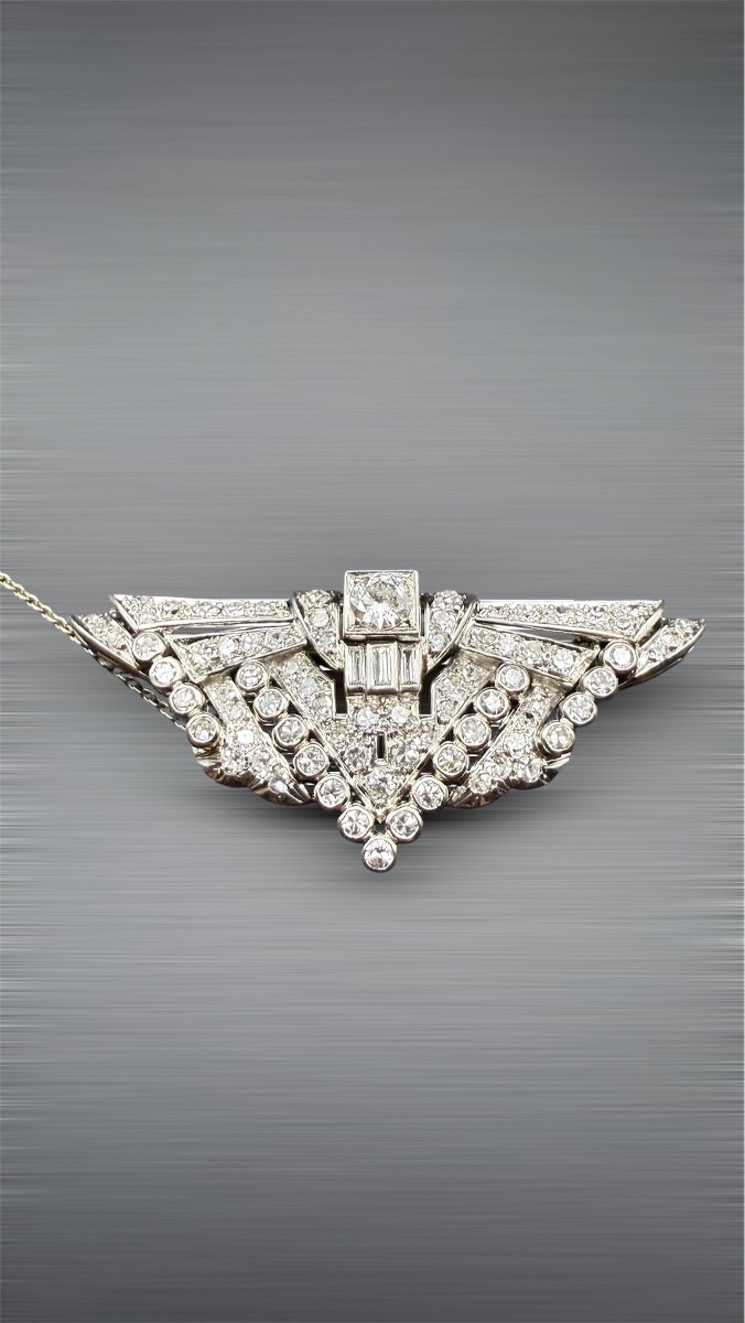 Broche Art Déco en platine et diamants – forme éventail stylisée.