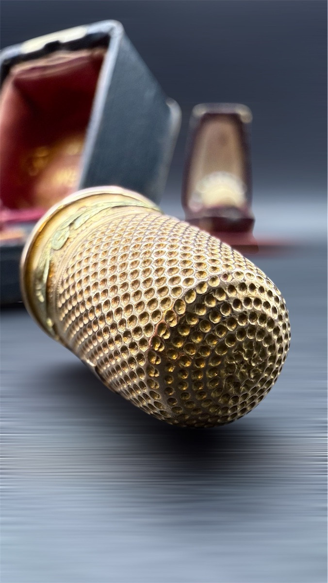 Dé à coudre en or jaune 18 carats, époque Art Nouveau.-photo-2