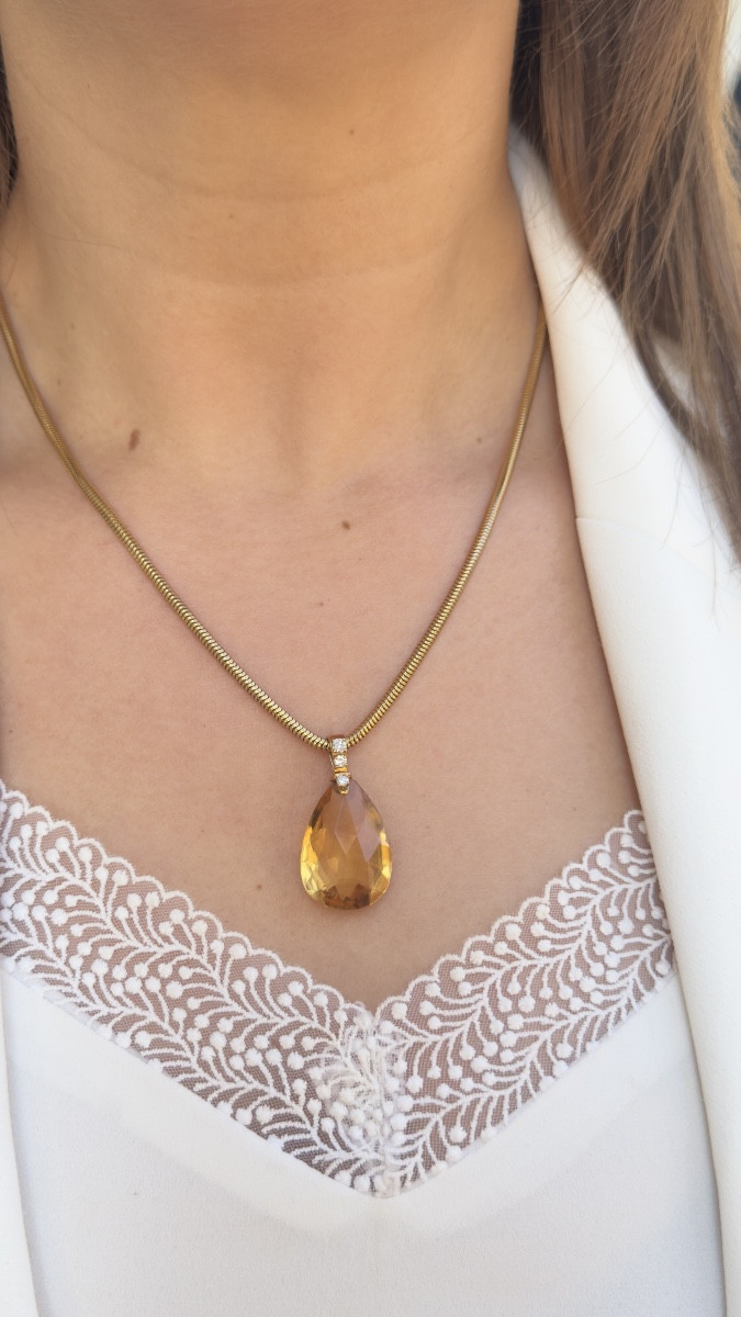 Collier contemporain en or jaune 18 carats, citrine et roses de diamants.