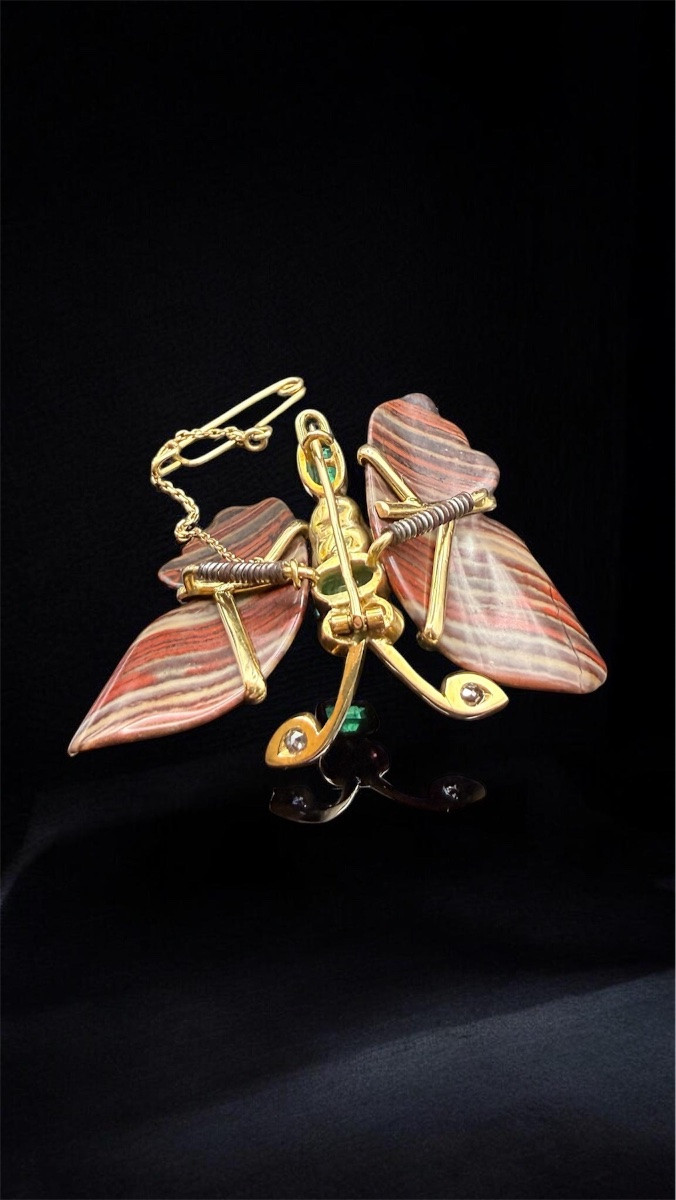 Art Nouveau Butterfly Brooch In Yellow Gold, Carved Jasper, Baroque Pearl, Emeralds And Diamonds.-photo-4