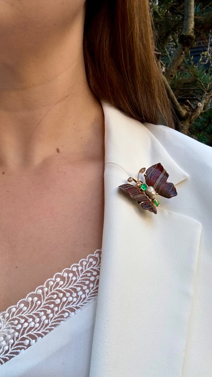 Art Nouveau Butterfly Brooch In Yellow Gold, Carved Jasper, Baroque Pearl, Emeralds And Diamonds.-photo-2
