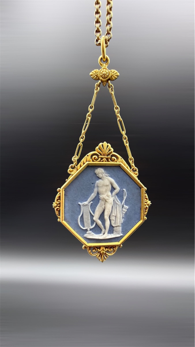 Pendentif ancien en or jaune 18 carats et camée Wedgwood, vers 1900