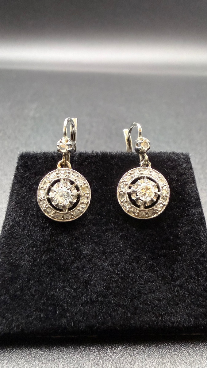 Boucles d’oreilles dormeuses Art Déco en or blanc et diamants