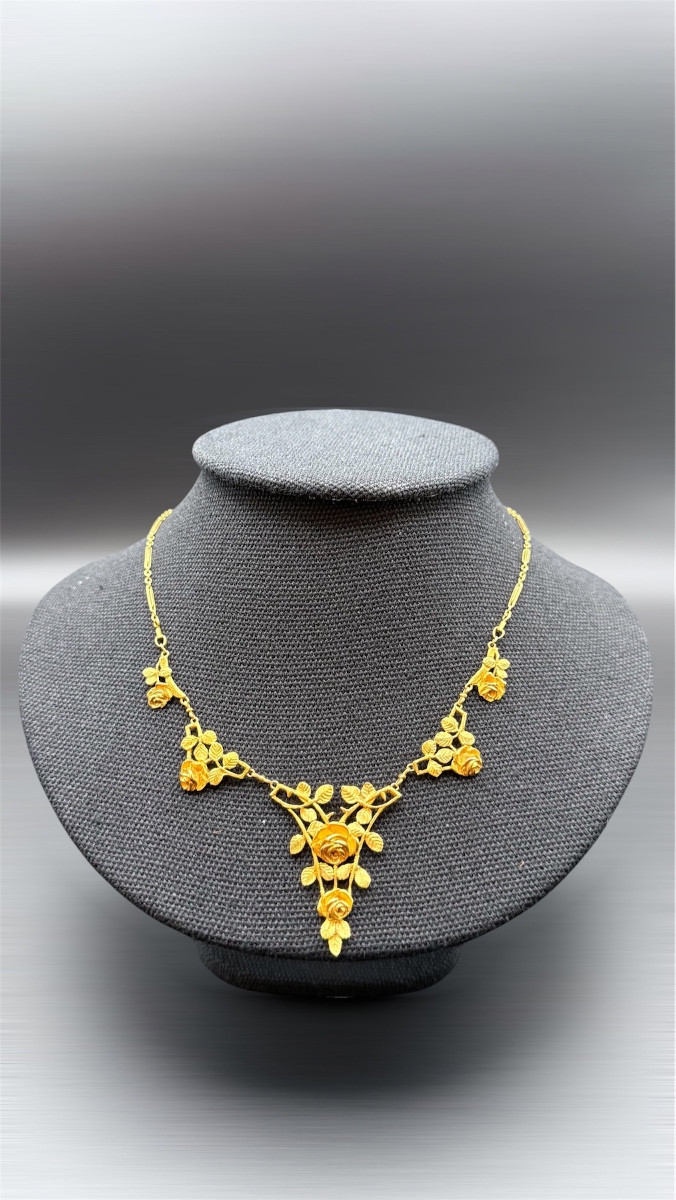 Collier en or jaune 18 carats – Motif floral délicat