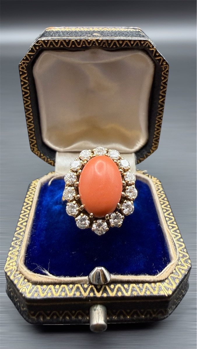 Vintage Ring In 18 Carat Yellow Gold, Coral And Diamonds - 1960s