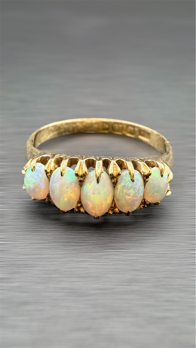 Bague ancienne en or jaune 18 carats et opales – fin XIXe siècle.
