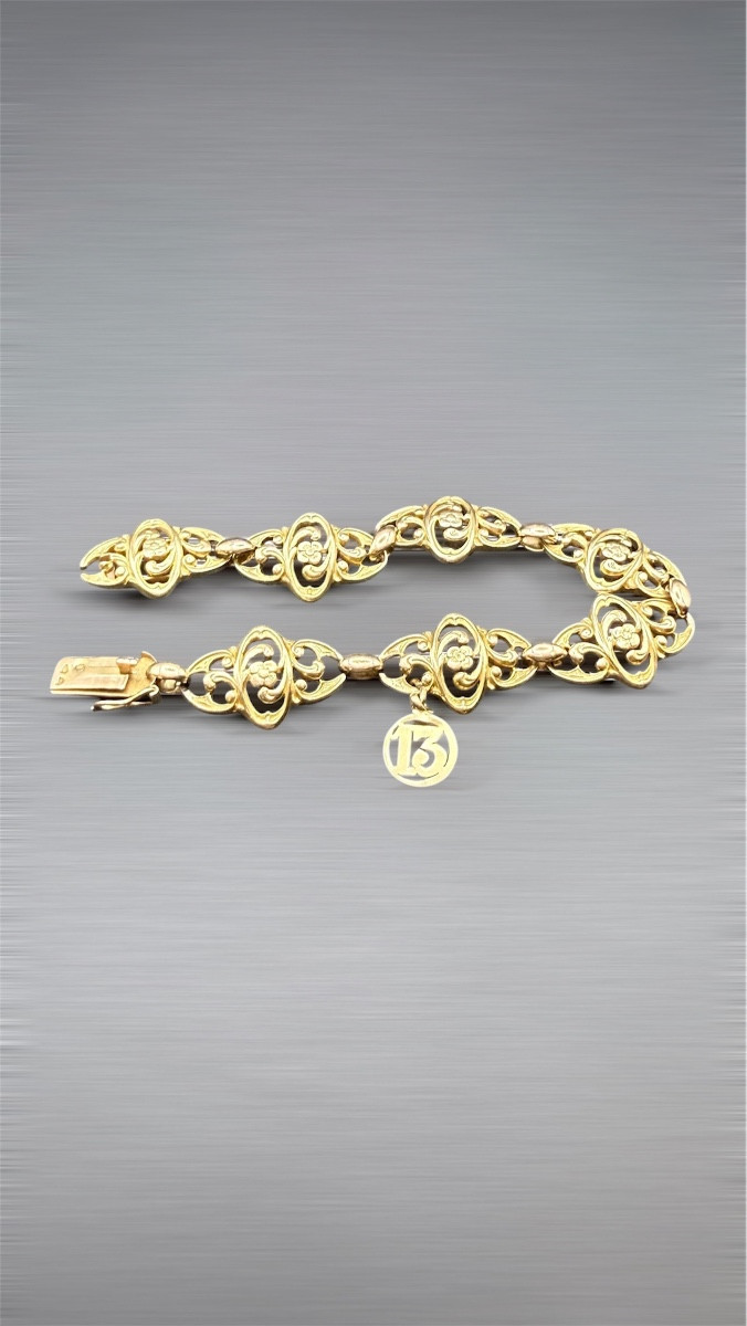 Bracelet Art Nouveau en or jaune 18 carats, à décor floral ajouré.