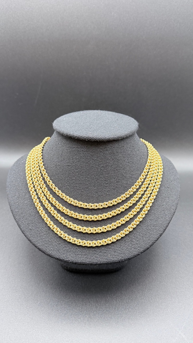 Sautoir en or jaune 18 carats, maille byzantine.