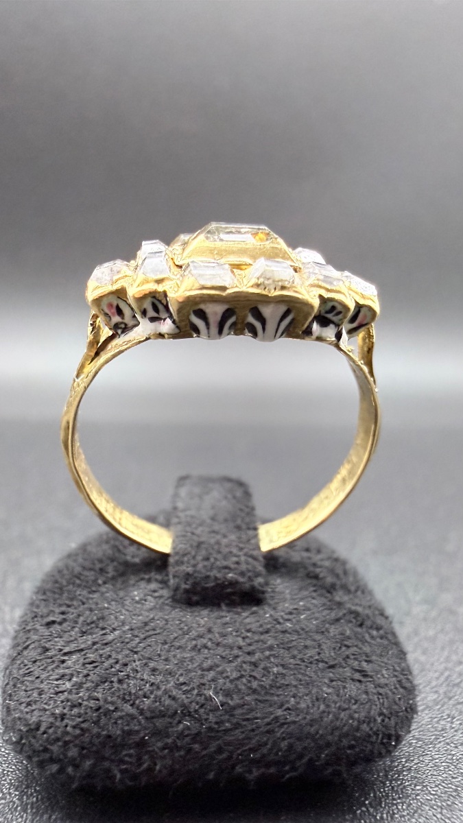 Bague en or jaune 18 carats, diamants et émaux – XVIIᵉ siècle. 