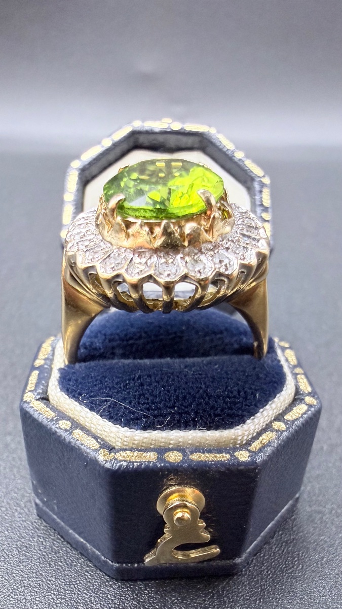 18-karat Yellow Gold Daisy Ring With A 4.2-karat Peridot And Diamonds.-photo-3