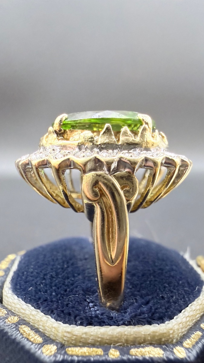 18-karat Yellow Gold Daisy Ring With A 4.2-karat Peridot And Diamonds.
