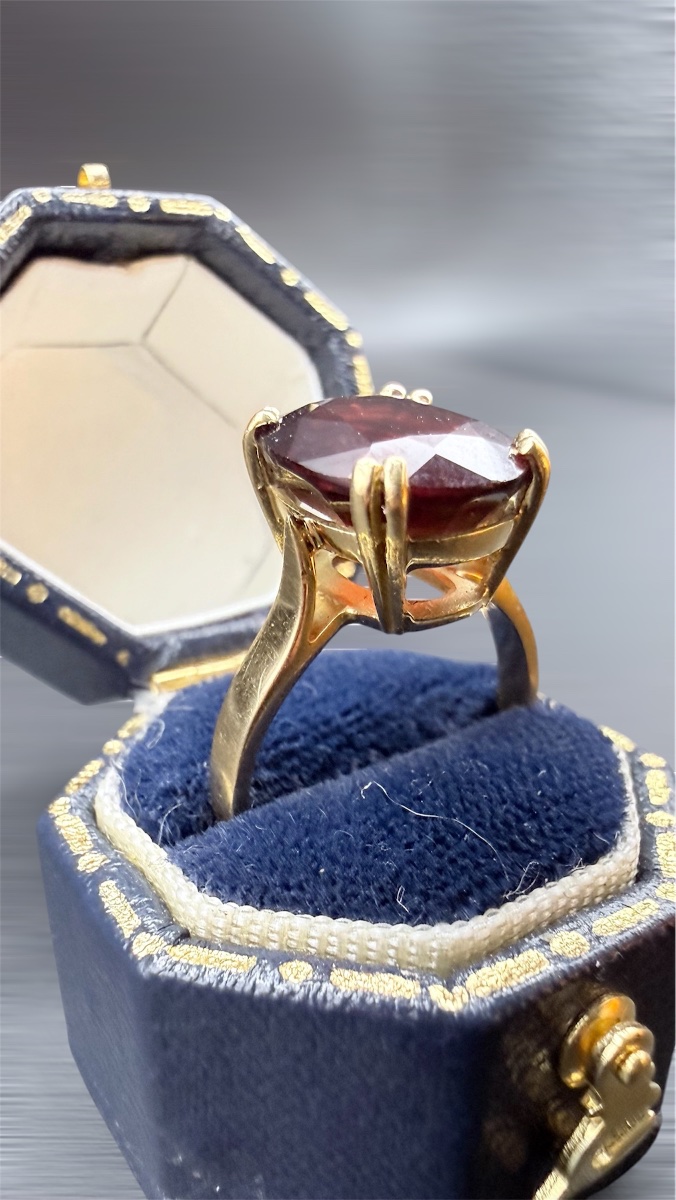 Bague vintage des années 1980 en or jaune 18 carats et grenat ovale.-photo-4