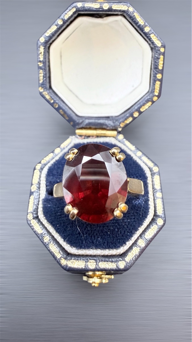 Bague vintage des années 1980 en or jaune 18 carats et grenat ovale.