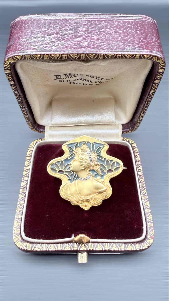 Broche Art Nouveau en or 18 carats, plique-à-jour et diamants – Buste de femme.-photo-3