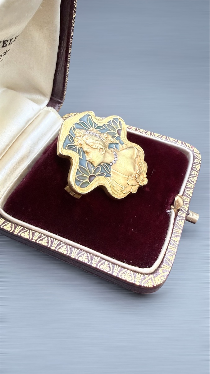 Broche Art Nouveau en or 18 carats, plique-à-jour et diamants – Buste de femme.-photo-1