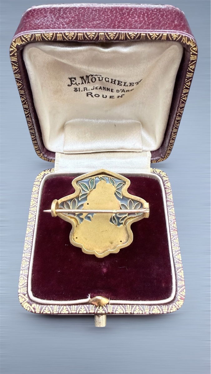 Broche Art Nouveau en or 18 carats, plique-à-jour et diamants – Buste de femme.-photo-2