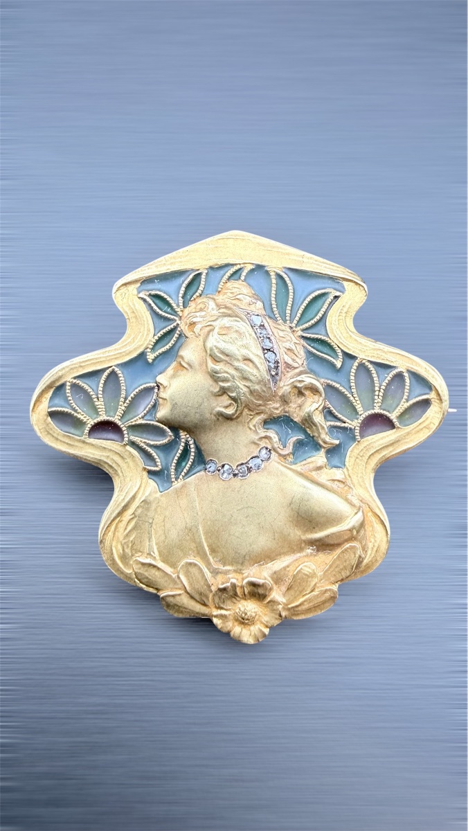 Broche Art Nouveau en or 18 carats, plique-à-jour et diamants – Buste de femme.