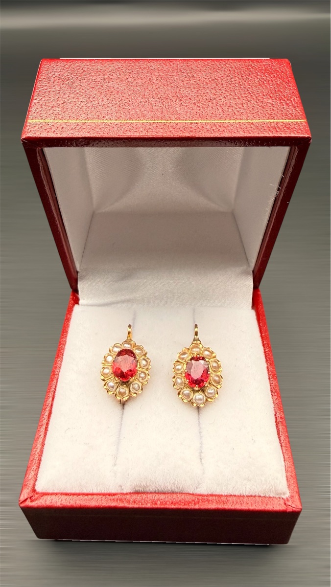 Dormeuses Napoléon III grenats & demi-perles fines – Or 18 carats.