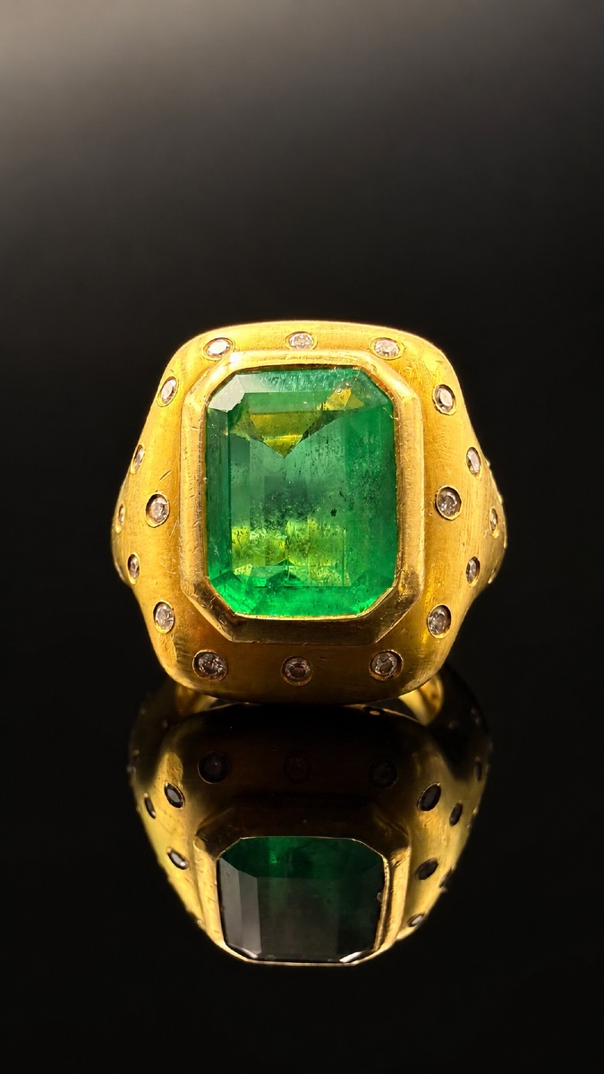 Bague années 1970-1980 émeraude de Colombie & diamants – Or 18 carats