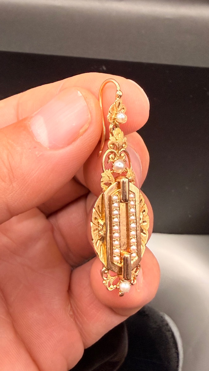 A Pair Of Napoleon III-style Hoop Earrings In 18-karat Yellow Gold And Half-size Fine Pearls.-photo-3