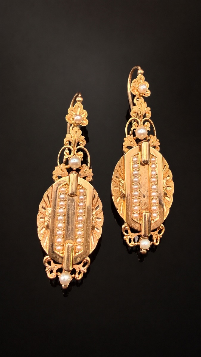A Pair Of Napoleon III-style Hoop Earrings In 18-karat Yellow Gold And Half-size Fine Pearls.