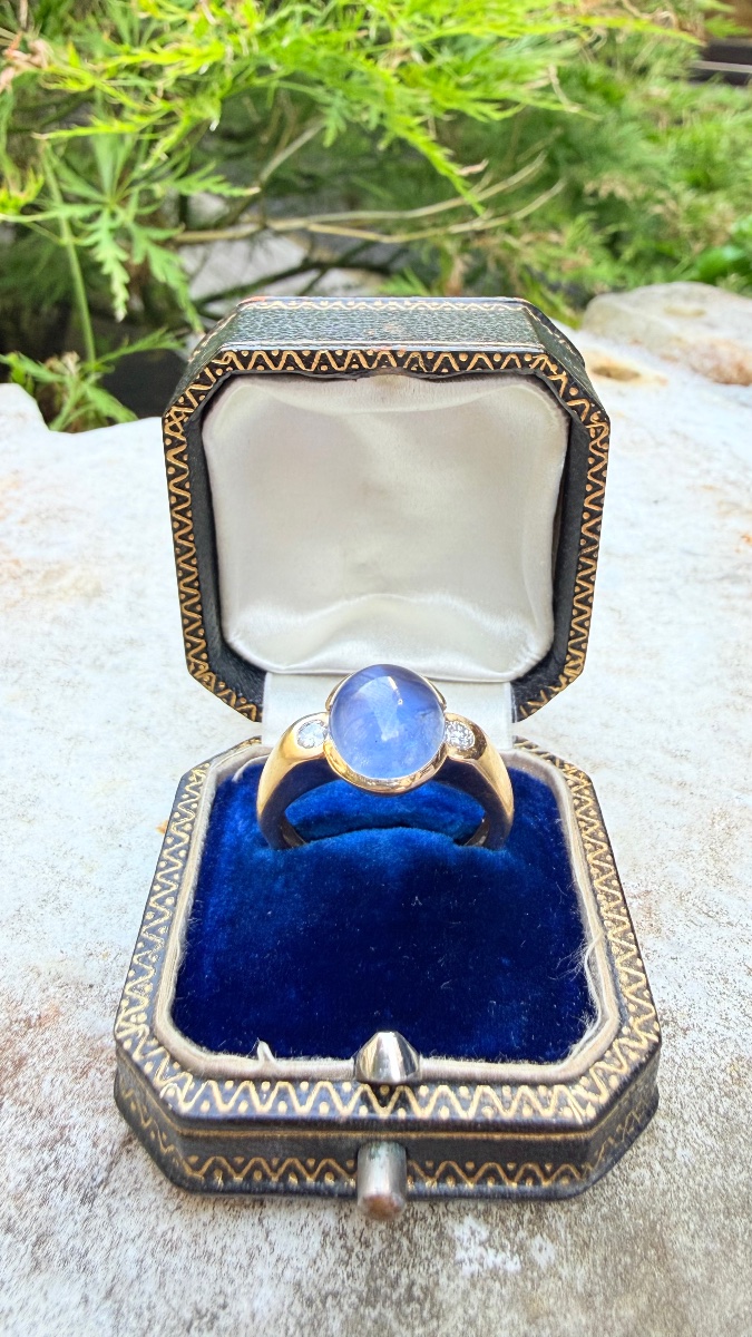 Bague saphir de Ceylan et diamants – Or 18 carats – Années 1970.