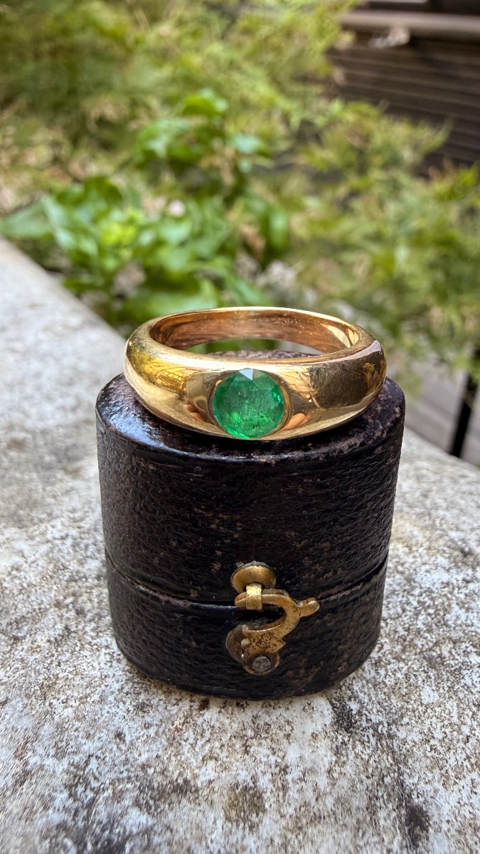 18-karat Gold Ring With An Emerald – Made In France.